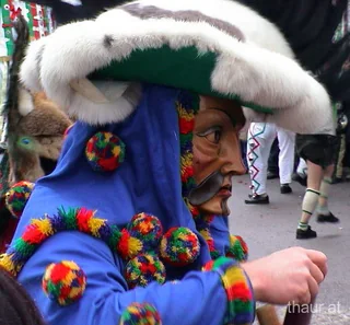 Fasnacht in Thaur: bunte Gewänder und große Hüte