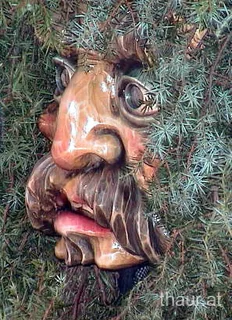 Fasnacht in Thaur: geschnitzte Maske mit Zweigen und Blättern