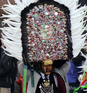 Fasnacht in Thaur: aufwendiger Kopfschmuck mit Federn und Spiegel