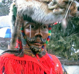 Fasnacht in Thaur: Maske mit Bart und hellem Fell