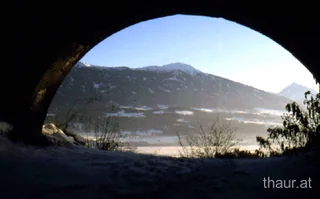 Winterlicher Blick ins Inntal durch einen Bogen der Schlossruine