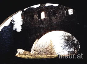 Licht und Schatten in den Bögen der Schlossruine Thaur