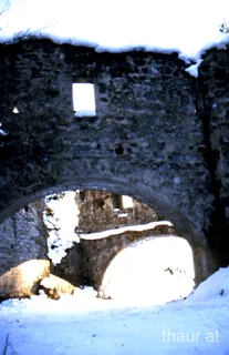 Schneebedeckte Mauerreste der Schlossruine Thaur