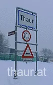 Ortstafel von Thaur an einem Wintertag