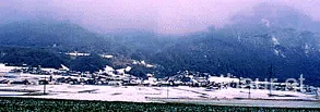 Panorama von Thaur mit Schnee auf Feldern und Bergen